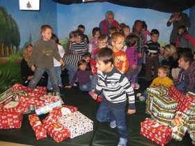 Kinder mit Weihnachtsgeschenken