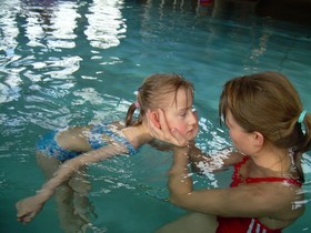 Mädchen im Schwimmbecken